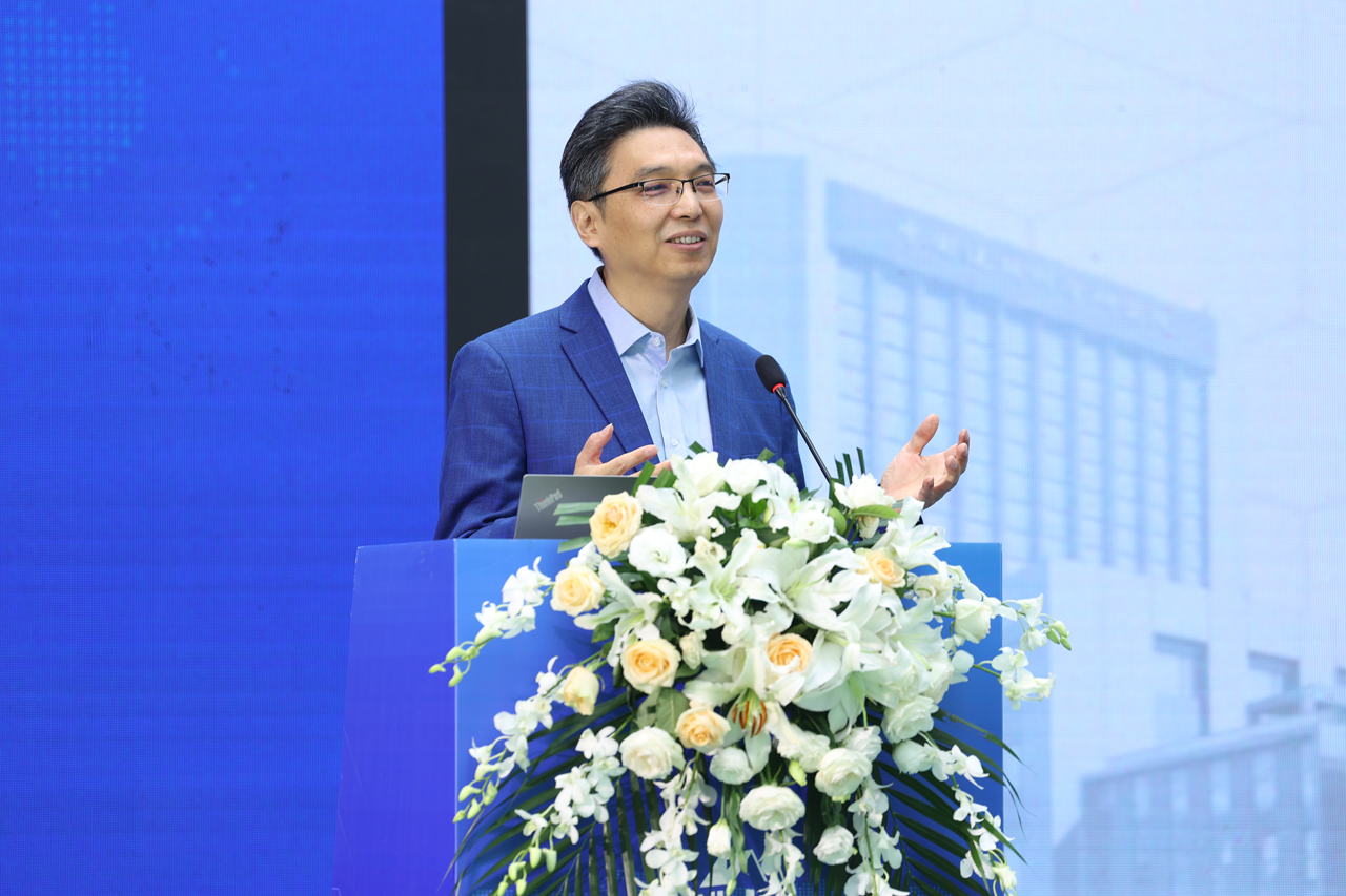 全国工程勘察设计大师、中国建筑科学研究院建筑环境与能源研究院院长徐伟作主题报告.jpg